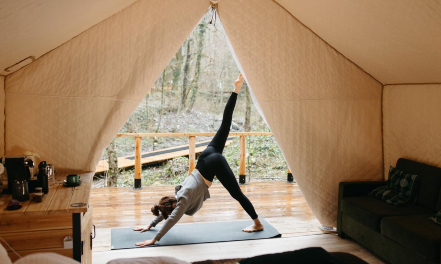 Persona che medita in ambiente tranquillo e naturale
